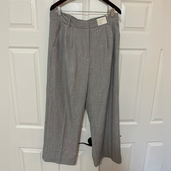 Abercrombie & Fitch Pants - NWT Abercrombie & Fitch Sloane Tailored Pant - color light gray. Size 32
